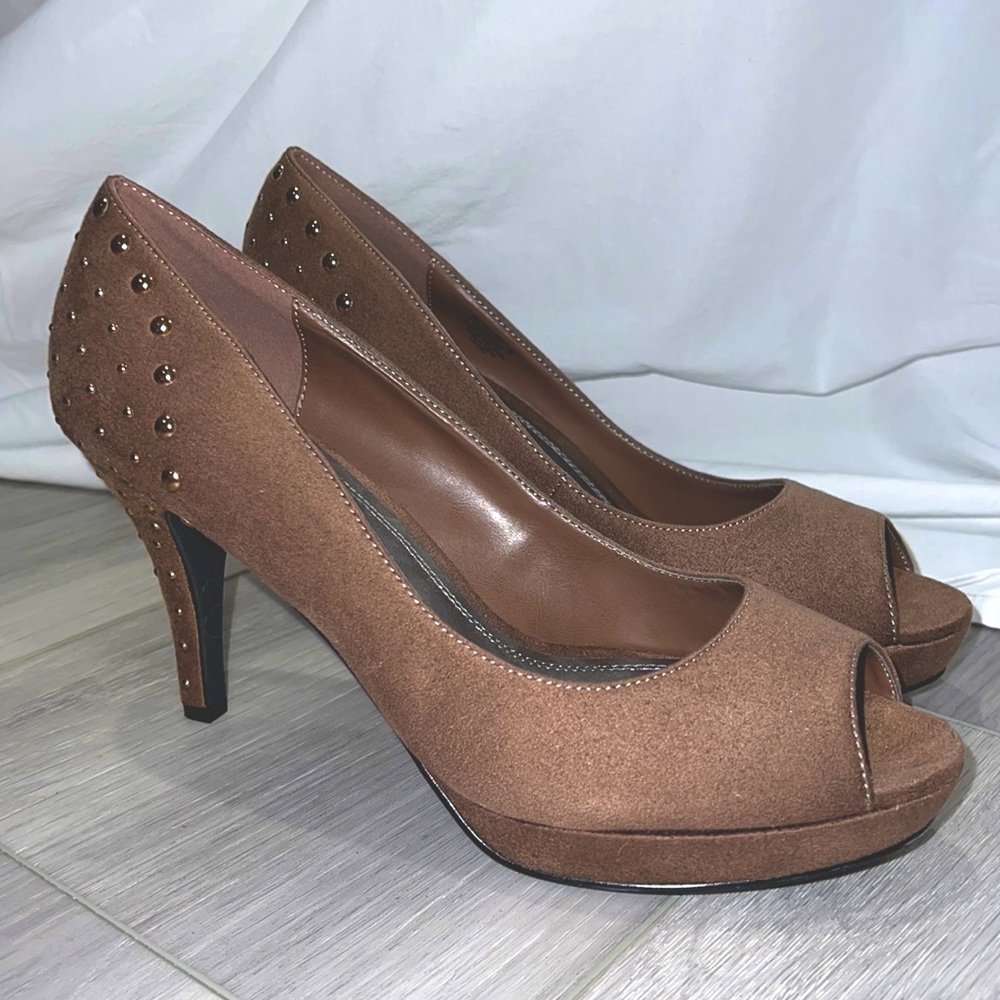 BRAND NEW NEVER WORN Naturalizer Heel. Light brown, suede, rhinestones, size 9